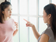 Nửa đêm thấy con dâu lén lút cất đồ vào thùng gạo, mẹ chồng nghi giấu đồ cho nhà ngoại, nghe con trai nói thì xấu hổ