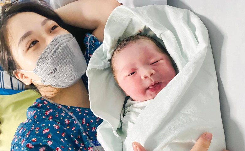 Mẹ bỉm sữa Nguyễn Lan Hương bên bé yêu của mình. (Ảnh: NVCC)