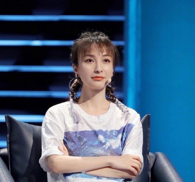 Ngô Hân từng bị đồng nghiệp tố lôi thôi.