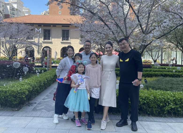 Hoa hậu Hương Giang cao 1m8 lấy chồng gần 2m, hiếm hoi lộ diện con gái 10 tuổi chiều cao cực phẩm - 7