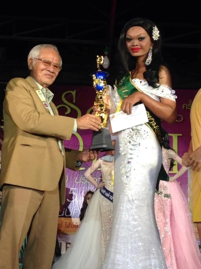 Maeya Sun Sun từng đi thi nhan sắc và nhiều lần đạt giải.