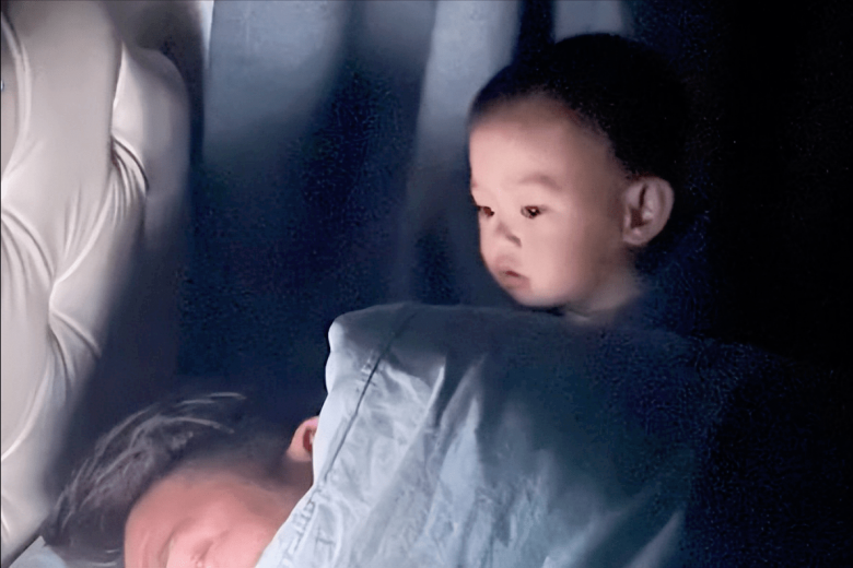Mẹ lén xem điện thoại khi đang ngủ cùng con, hành động sau đó vô tình khiến đứa trẻ 6 tháng tuổi mất đi thị lực - 9