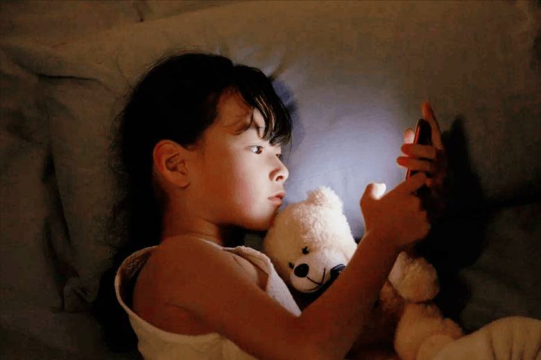 Mẹ lén xem điện thoại khi đang ngủ cùng con, hành động sau đó vô tình khiến đứa trẻ 6 tháng tuổi mất đi thị lực - 5