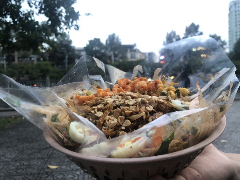 Bánh tráng trộn là món ăn chơi rất quen thuộc với người đang sinh sống tại Sài Gòn lẫn du khách. Hầu như ai cũng từng ăn qua món ăn vặt nổi tiếng này.