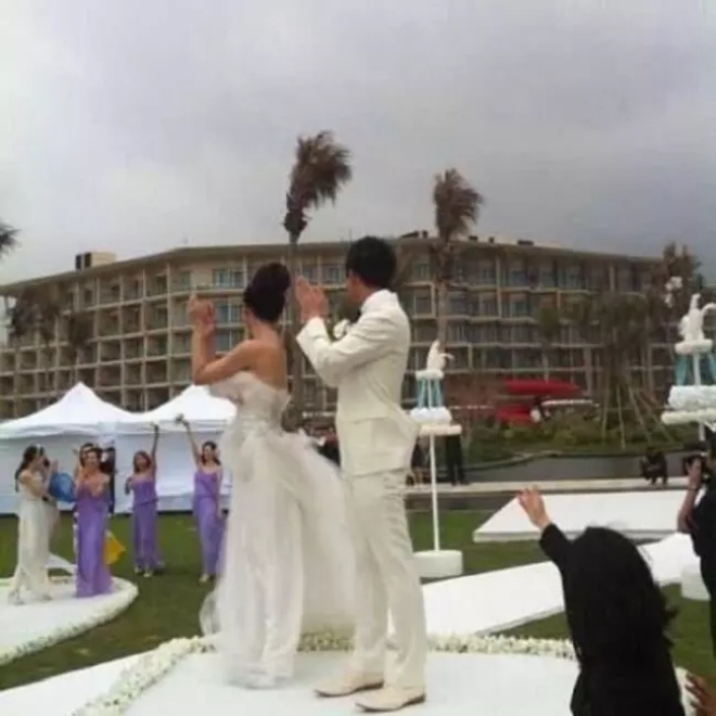 Đám cưới tổ chức vào một ngày đầy giông gió vì cô dâu sợ nắng.