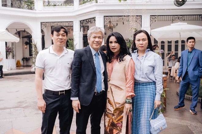  Phượng Chanel xuất hiện trong đám cưới con riêng của bác sĩ Tiến Hùng khiến nhiều người ngạc nhiên.