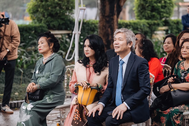  Ánh mắt cô mỗi lần hướng lên sân khấu đều xúc động.