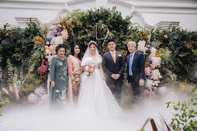  Mẹ ruột nữ diva cũng tới tham dự đám cưới con trai của con rể.