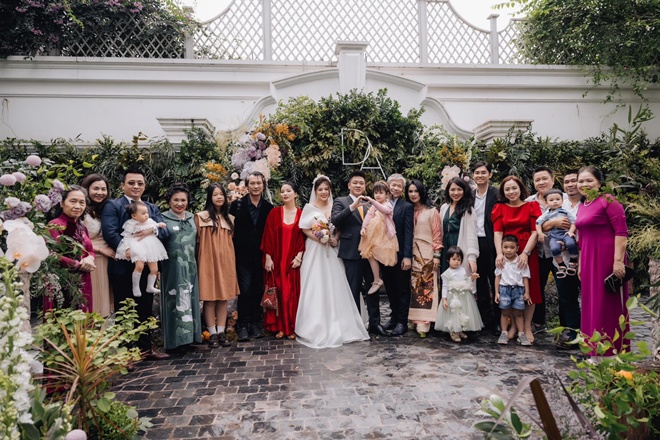  Cô như một phụ huynh của chú rể, sánh vai cùng đàng gái. 