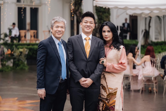 Thanh Lam ân cần chăm sóc con trai riêng của chồng.