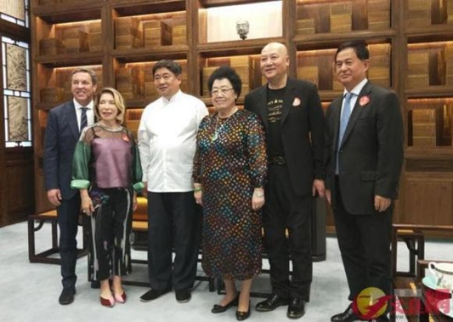 Sau hơn 30 năm, Trì Trọng Thụy và bà Trần Lệ Hoa vẫn là vợ chồng luôn bên nhau như hình với bóng.