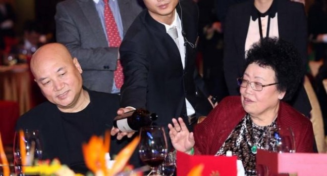 Họ vượt qua điều tiếng để sống.