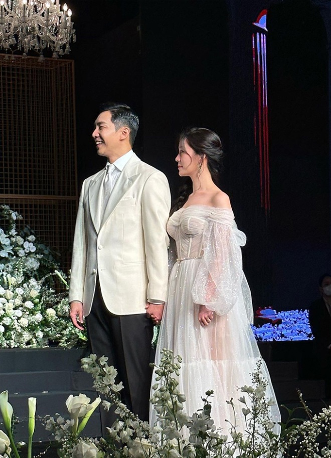 Lee Seung Gi và Lee Da In nắm tay nhau lắng nghe và cảm động.