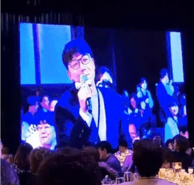 Lee Hong Ki cũng hát tặng bạn thân.