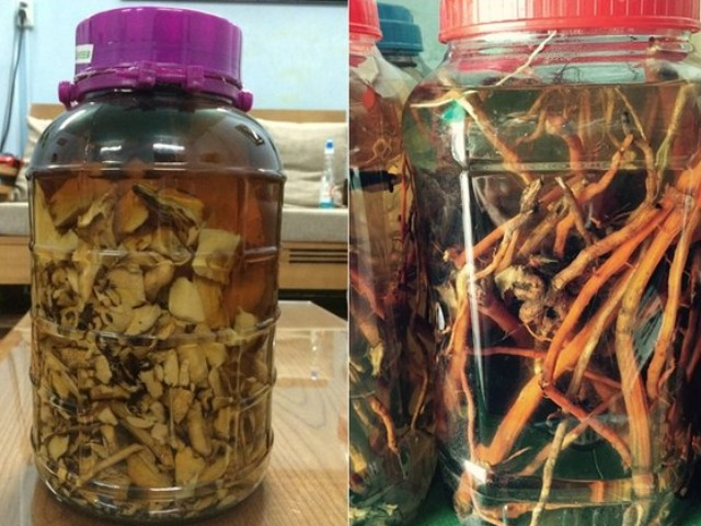 Đến thăm viếng hàng xóm qua đời sau uống rượu, người đàn ông lấy bình rượu ra uống tiếp rồi cũng tử vong