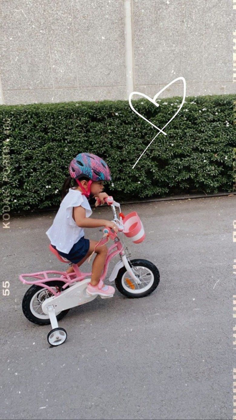 Cô bé chăm hoạt động hơn là sử dụng các thiết bị điện tử.