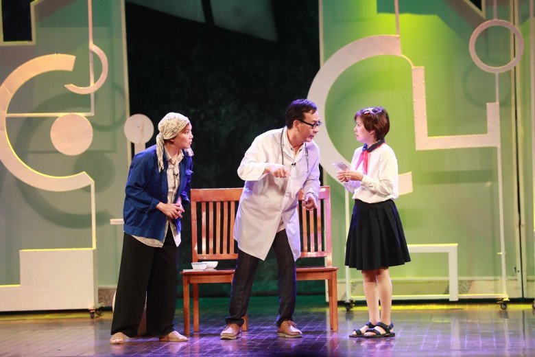 Ở tuổi 61, Ngọc Huyền vẫn tự tin vào vai cô học sinh quàng khăn đỏ trên sân khấu.