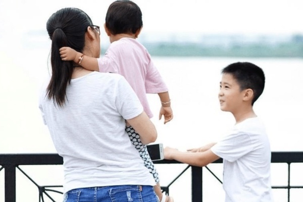 Khi trẻ hỏi amp;#34;Con và em, mẹ yêu ai hơnamp;#34;, câu trả lời hoàn hảo không phải amp;#34;Mẹ yêu cả haiamp;#34;, chuyên gia mách câu đáp chuẩn - 2