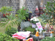 Tin tức - Bà nội bật khóc, hôn lên bia mộ cháu gái 27 tuần tuổi khi đi tảo mộ Tết Thanh minh: "Tạm biệt cháu bà về"