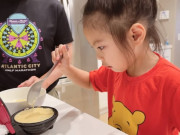 Bếp Eva - Con gái đáng yêu của "Búp bê" Thanh Thảo làm bánh cho mẹ, bố gốc Hoa ân cần phía sau