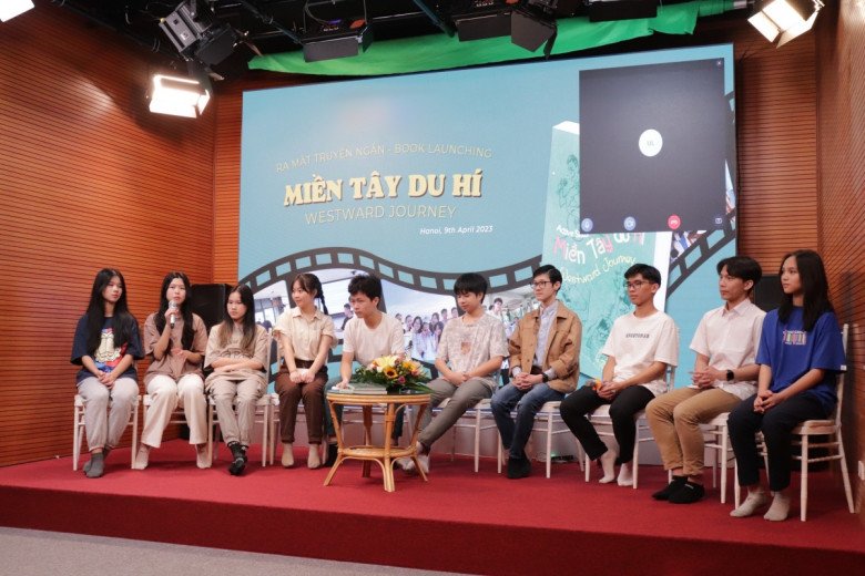 Nhóm tác giả trẻ thực hiện Miền Tây du hí tại buổi họp báo.