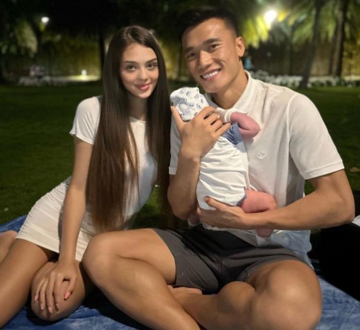 Hai vợ chồng Bùi Tiến Dũng luôn biết cách hâm nóng tình cảm và rất ủng hộ đối phương phát triển sự nghiệp.