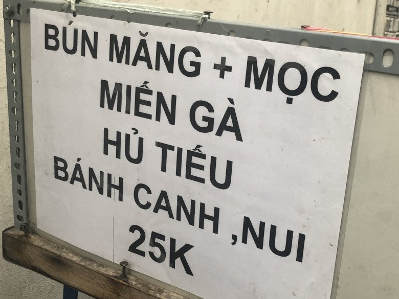Không khó để bắt gặp những xe đẩy bán hủ tiếu, bánh canh...các món ăn đặc trưng trên đường phố Sài Gòn