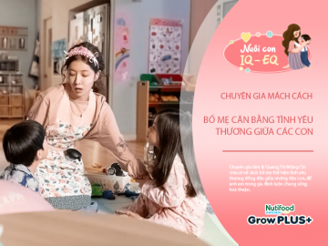 Khi trẻ hỏi Con và em, mẹ yêu ai hơn, câu trả lời hoàn hảo không phải  Mẹ yêu cả hai, chuyên gia mách câu đáp chuẩn