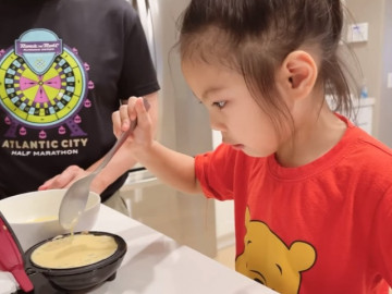Con gái đáng yêu của Búp bê Thanh Thảo làm bánh cho mẹ, bố gốc Hoa ân cần phía sau