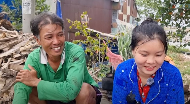 Người đàn ông hướng ánh mắt yêu thương nhìn vợ trẻ.