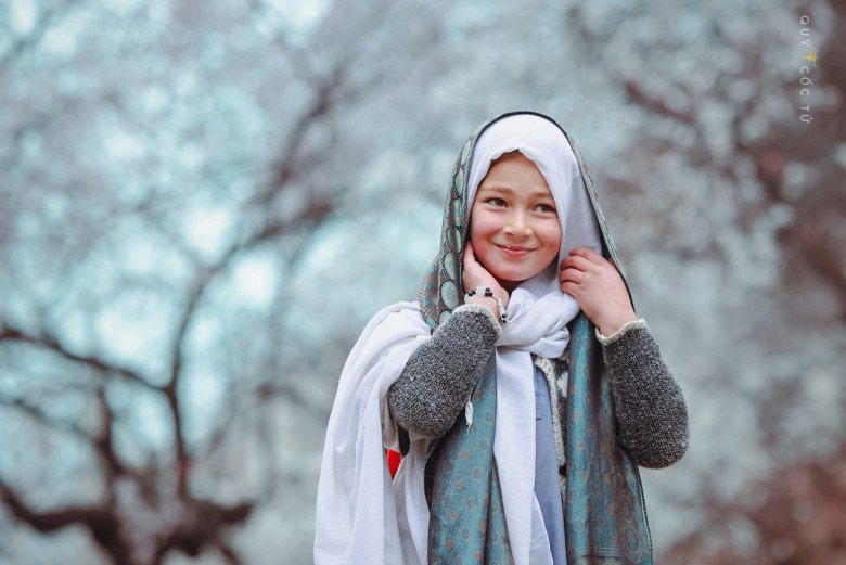 Chút e ấp thẹn thùng của bé gái khi dạo chơi dưới vườn mơ mà anh Quỷ rình rình bấm tách tách.