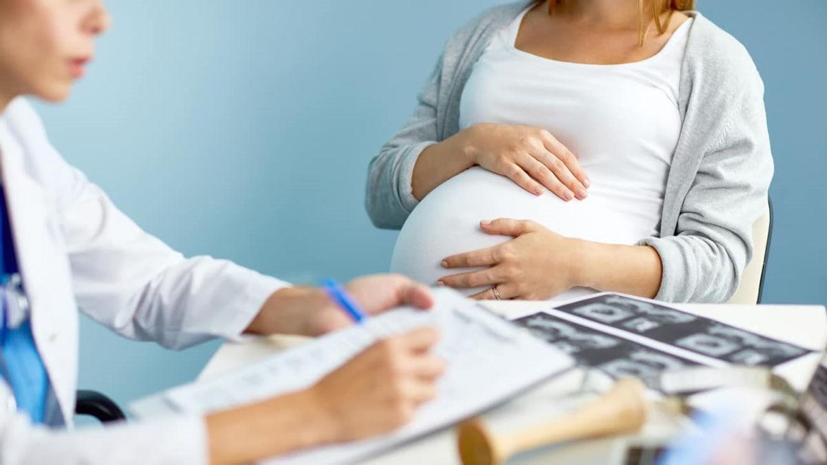 Nếu bị nhiễm Chlamydia trong thời kỳ mang thai sẽ uống một đợt kháng sinh và làm xét nghiệm chẩn đoán và sàng lọc lại trong giai đoạn cuối thai kỳ.