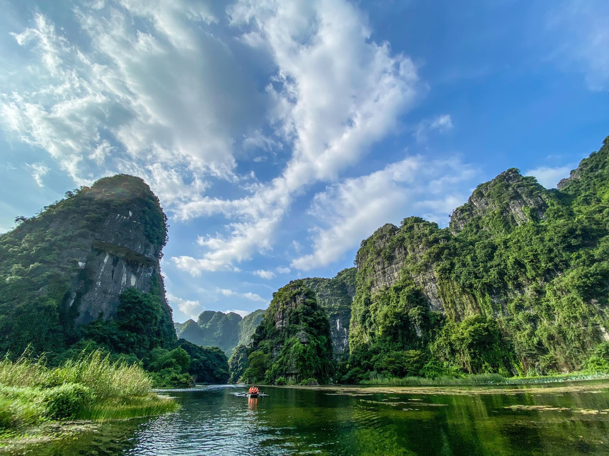 Sau đại dịch, ngành du lịch Ninh Bình đã phục hồi mạnh mẽ. Đây là kết quả của quá trình đổi mới, hiện đại nền hành chính, nâng cao chất lượng nguồn nhân lực, từng bước cải thiện môi trường đầu tư, kinh doanh, tạo điều kiện cho các nhà đầu tư, doanh nghiệp phát triển bình đẳng, bền vững.