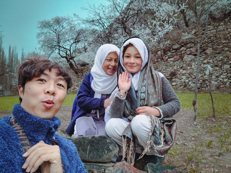 Anh Quỷ cùng các bé gái xinh xinh.