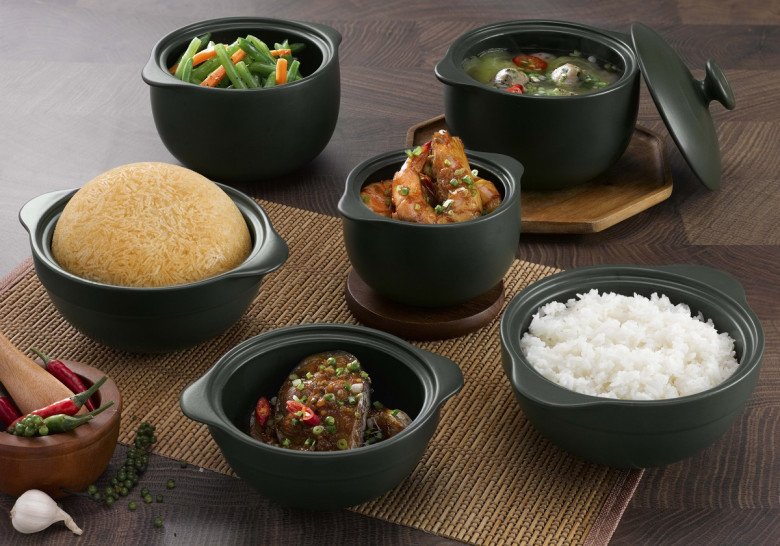 Ông Thịnh cho rằng đồ gốm sứ giữ nhiệt được lâu nên nấu đồ ăn ngon và an toàn. 