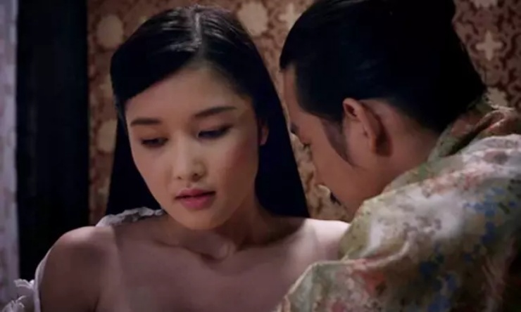 Trong phim Mỹ nhân, Quách Ngọc Ngoan vào vai Nguyễn Phúc Tần - một vị vua anh minh, hiền tài phải lòng cô đào hát xinh đẹp Thị Thừa (Triệu Thị Hà). Tài tử họ Quách có cảnh nóng táo bạo với Hoa hậu Triệu Thị Hà.