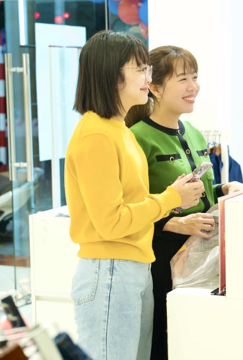 Trong những hình ảnh khác gần đây cũng có thể thấy Sumo trội hơn hẳn mẹ về chiều cao.