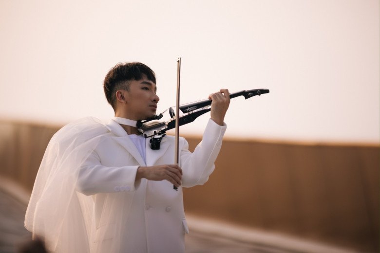 10 năm theo đuổi âm nhạc đương đại với 4 album và 4 concert cá nhân, Hoàng Rob đã đi trên con đường mang đậm tính tiên phong ở thị trường nhạc Việt.