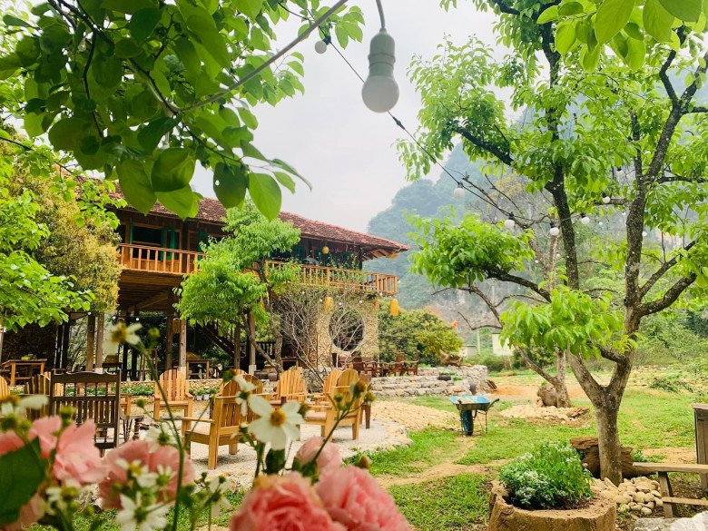Mẹ đảm Hà Nội xây nhà đẹp như tranh giữa thung lũng Lạng Sơn, thu hoạch 2 tấn hồng mỗi mùa - 1