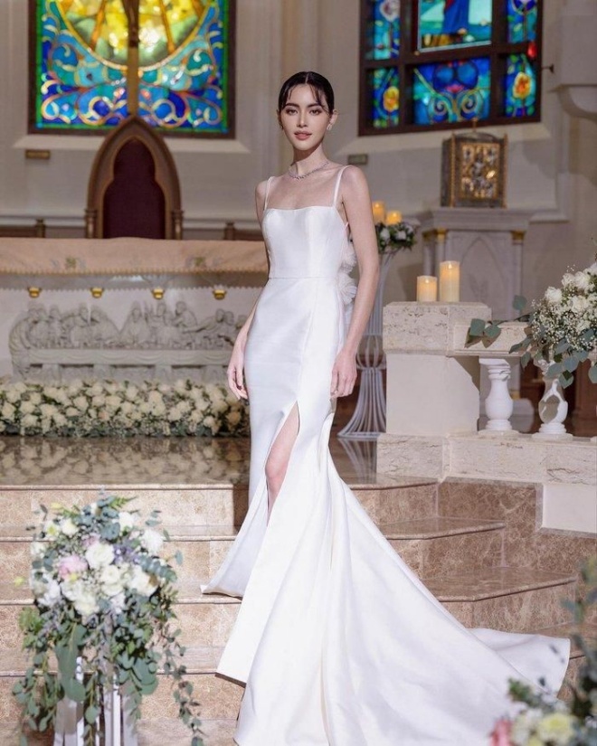 Mai diện váy cưới khiến khán giả hút mắt.