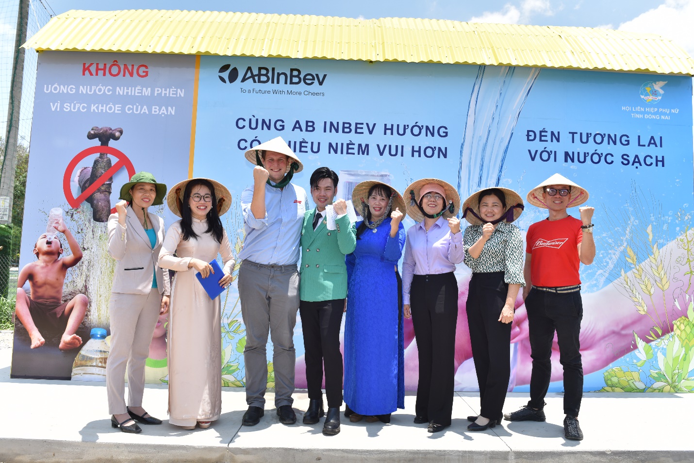 Đại diện công ty TNHH Bia AB InBev Việt Nam cùng đại diện Hội Liên hiệp Phụ nữ tỉnh Đồng Nai và đại diện Ủy ban Nhân Dân huyện Định Quán cùng khánh thành hệ thống máy lọc nước.
