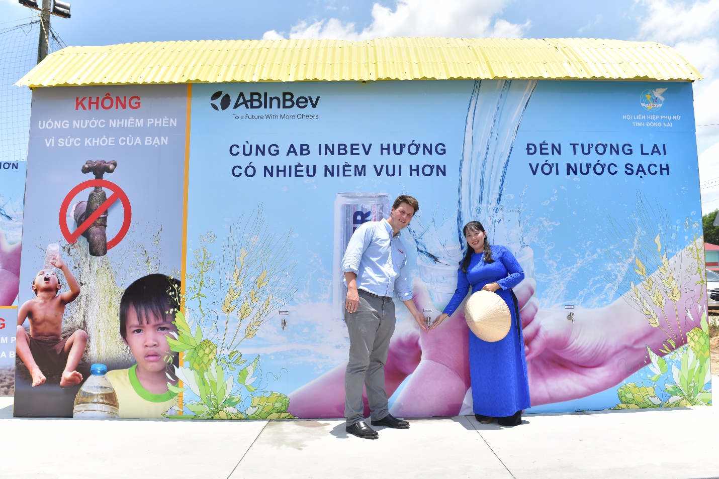 Ông Craig KaterBerg Giám đốc Pháp lý, Đối ngoại và truyền thông cấp cao công ty AB InBev khu vực châu Á Thái Bình Dương và bà Lê Thị Thái – Tỉnh uỷ viên, Chủ tịch Hội LHPN tỉnh Đồng Nai