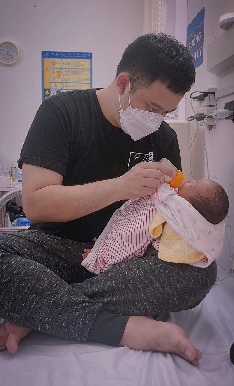 Chăm con sinh non, ngoài vất vả và mệt mỏi, gia đình còn phải tốn 1 khoản chi phí không hề nhỏ. (Ảnh: NVCC)