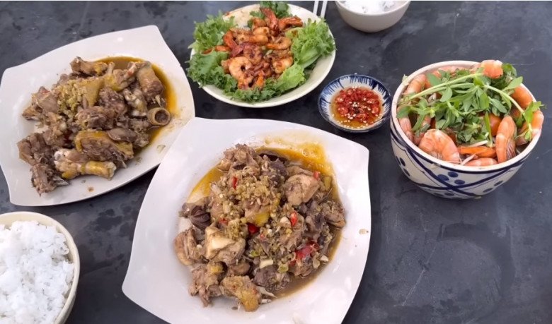 Trai đẹp 50 tuổi của showbiz Việt nấu ăn giữa suối, được đầu bếp chuyên nghiệp khen amp;#34;Quá đỉnhamp;#34; - 16