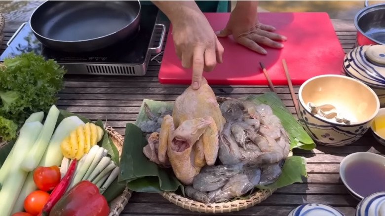 Trai đẹp 50 tuổi của showbiz Việt nấu ăn giữa suối, được đầu bếp chuyên nghiệp khen amp;#34;Quá đỉnhamp;#34; - 3