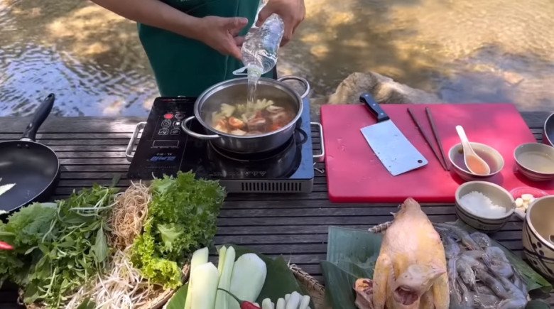 Trai đẹp 50 tuổi của showbiz Việt nấu ăn giữa suối, được đầu bếp chuyên nghiệp khen amp;#34;Quá đỉnhamp;#34; - 7
