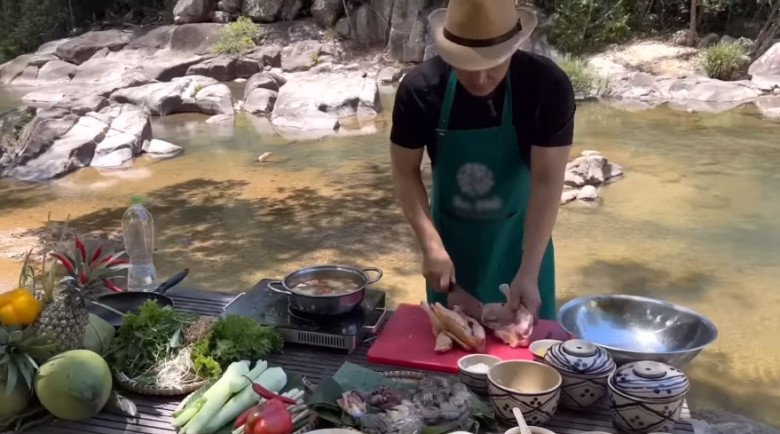 Trai đẹp 50 tuổi của showbiz Việt nấu ăn giữa suối, được đầu bếp chuyên nghiệp khen amp;#34;Quá đỉnhamp;#34; - 11