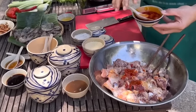 Trai đẹp 50 tuổi của showbiz Việt nấu ăn giữa suối, được đầu bếp chuyên nghiệp khen amp;#34;Quá đỉnhamp;#34; - 12