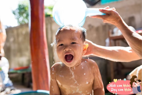 Cậu bé 4 tuổi bị các bạn cùng lớp tránh xa vì mùi cơ thể quá hôi, sau khi đi khám bác sĩ mắng bố mẹ - 8