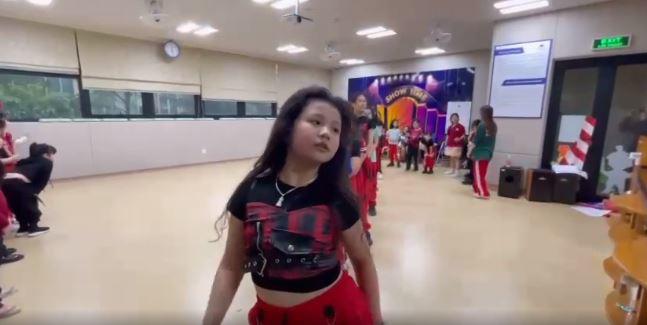 Con gái Jennifer Phạm 10 tuổi lớn xinh như thiếu nữ, nhảy đẹp nổi bật trong lớp học của trường - 1